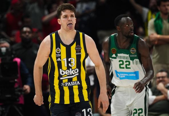 Tarik Biberović slavi trojku protiv Panatinaikosa na Fajnal-foru