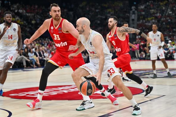 Nikola Milutinov i Nik Kalates u duelu na Olimpijakos Monako