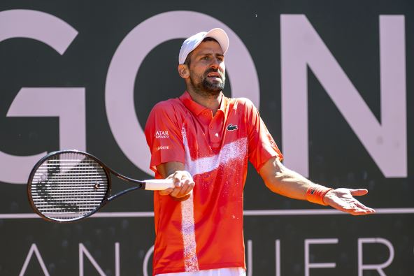 Novak Đoković širi ruke zbog odluke sudije.