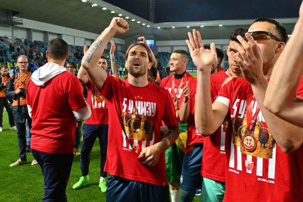 Aleksandar Katai slavi duplu krunu sa Zvezdom.