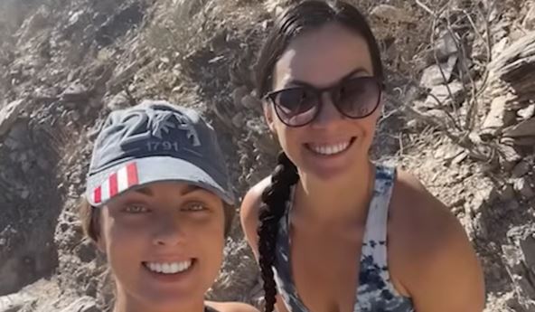 Hana Mudi sa prijateljicom