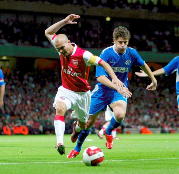 Dino Drpić i Fredi Ljunberg u duelu na Arsenal Dinamo Zagreb