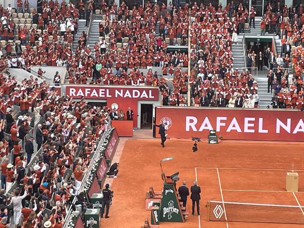 Nadal sa sinom u rukama izašao sa stadiona (2).jpg