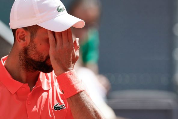 Novak Đoković briše znoj u toku meča