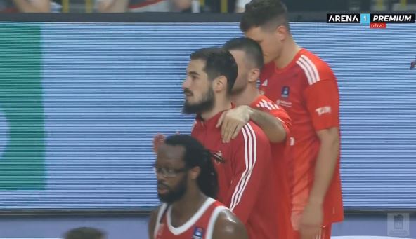 KK Crvena zvezda izlazi sa terena Budućnosti