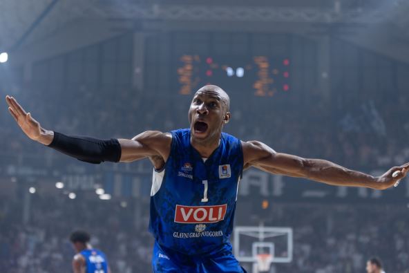 Rašid Sulejmon smiruje navijače na Budućnost Crvena zvezda