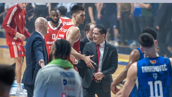 Janis Sferopulos sa sudijama na Budućnost Zvezde