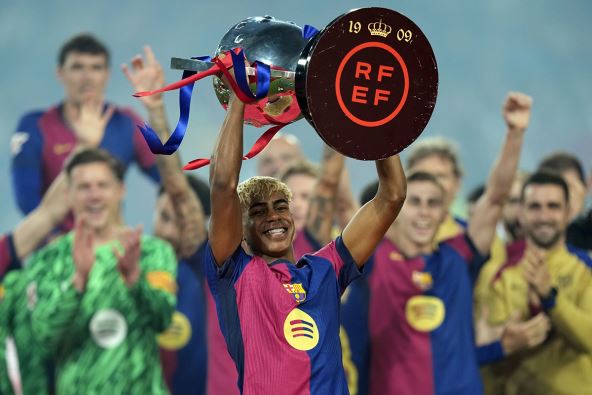 Lamin Jamal sa titulom prvaka Španije.