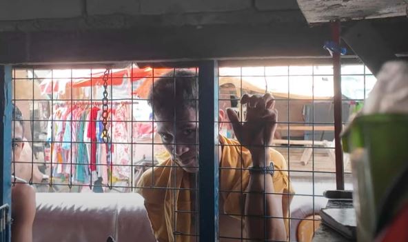 Stanovnik najveće favele Filipina gleda kroz rešetke