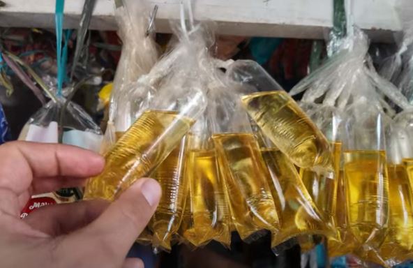 Robert pokazuje ulje koje se prodaje u najvećoj faveli Filipina