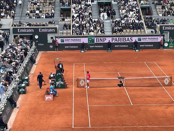 Novak Ðoković priča sa sudijom (1).jpg