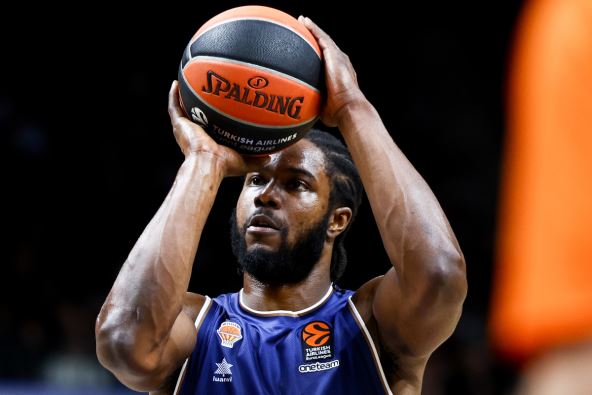 Semi Odželeje izvodi slobodno bacanje za Valensiju