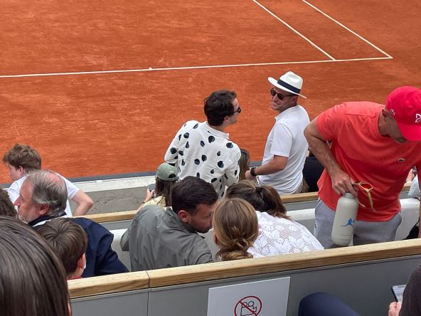 Novak Ðoković izlazi na teren protiv Mutea (3).jpg