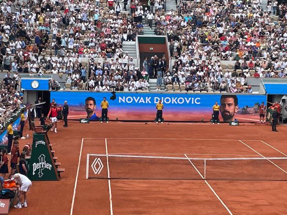 Novak Ðoković izlazi na teren protiv Mutea (5).jpg