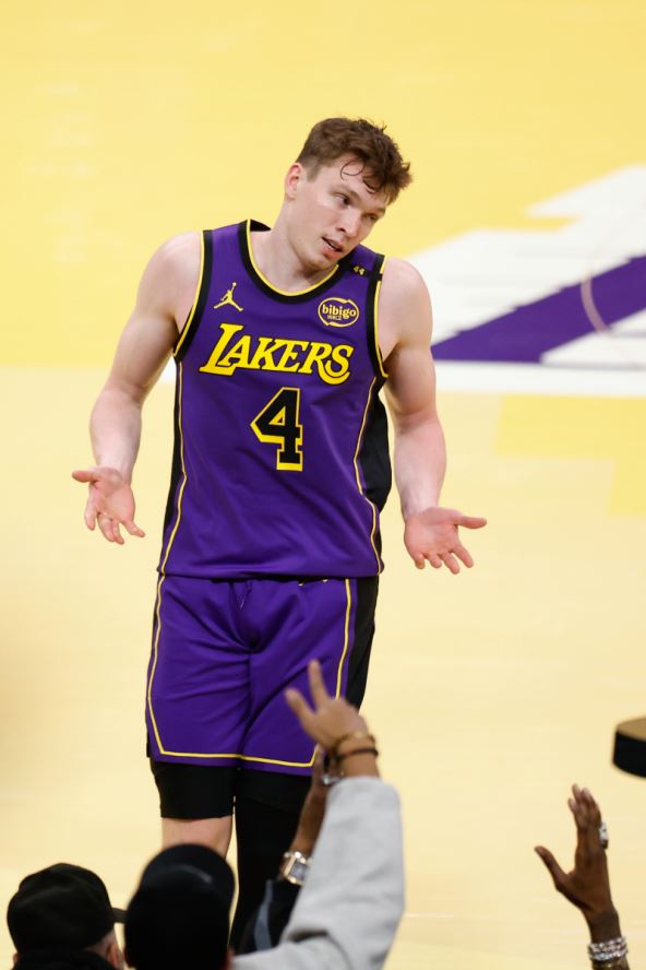 Dalton Kneht slavi trojku za Lejkerse