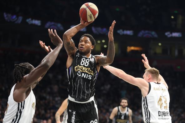 Tajrik Džouns poentira na meču Dubai Partizan