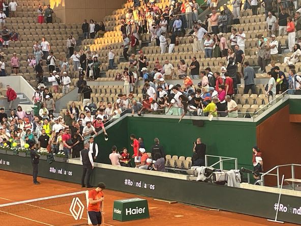 Novak Ðoković preskočio ogradu zbog dece u kolicima (1).jpg