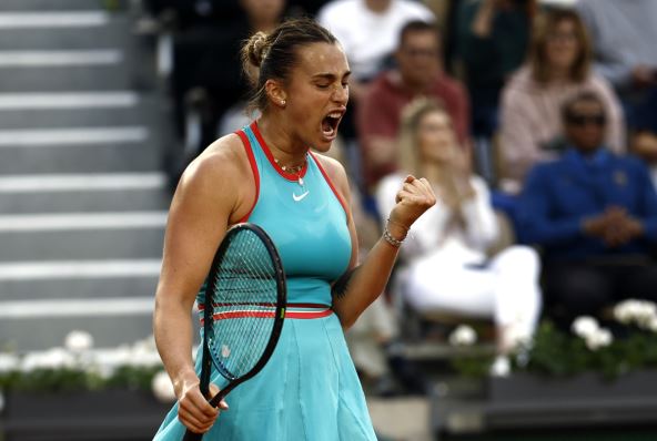 Arina Sabalenka slavi poen na Rolan Garosu