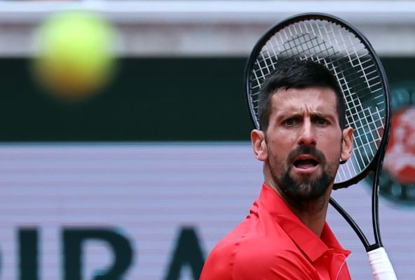 Novak Đoković udara lopticu na Rolan Garosu