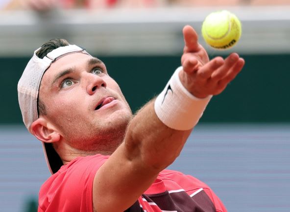 Džek Drejper servira na Rolan Garosu