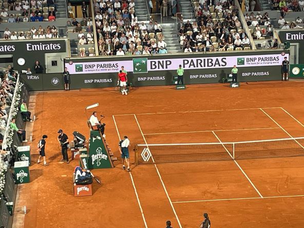 Novak Ðoković pomaže Filipu Mišoliću (1).jpg