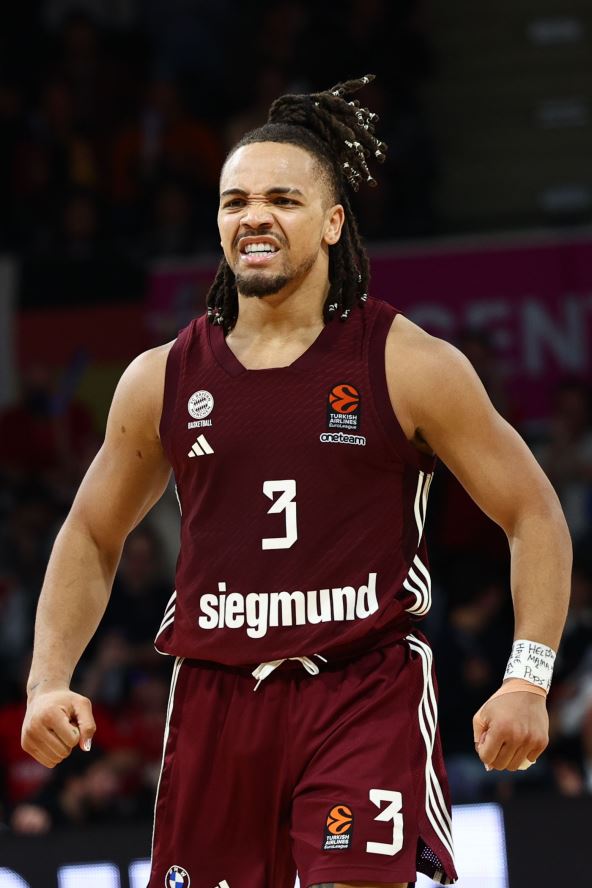 Karsen Edvards slavi trojku u Bajernu