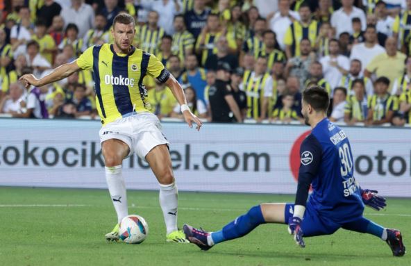 Edin Džeko daje gol za Fenerbahče