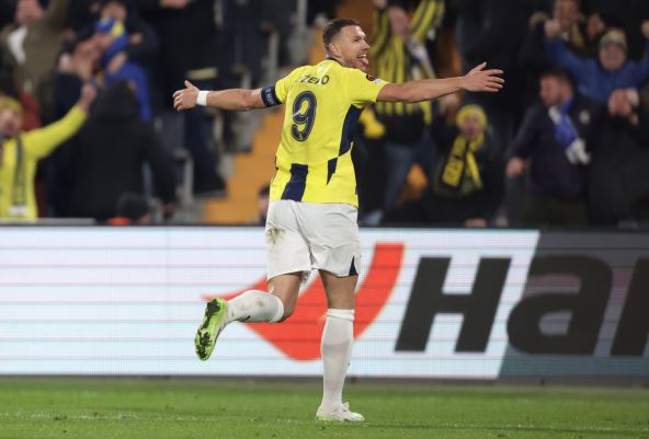 Edin Džeko slavi gol za Fenerbahče
