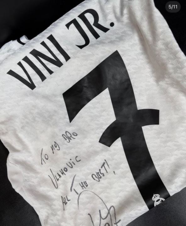 Vinisijus poklonio dres Dušanu Vlahoviću