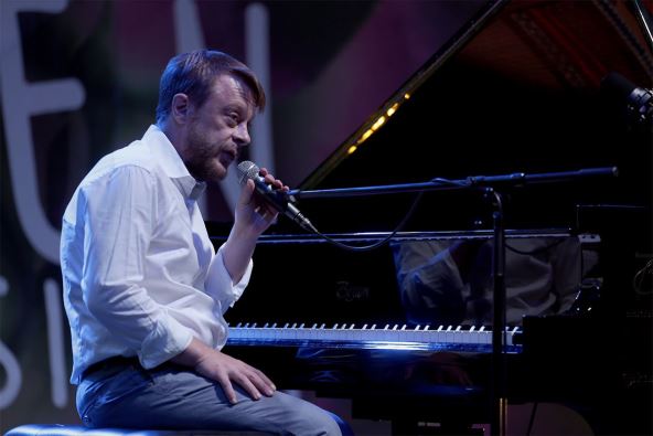 Matija Dedić za klavirom