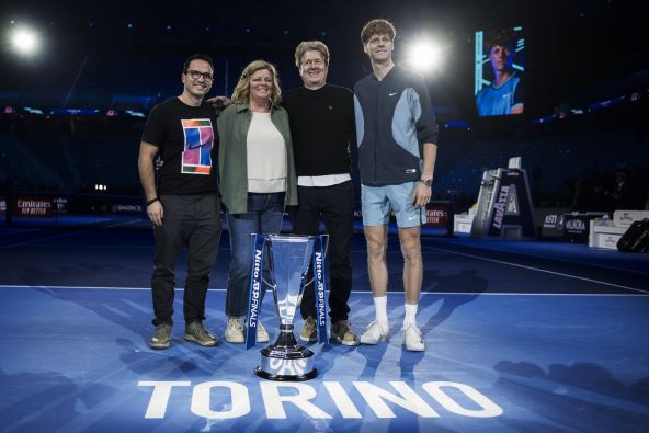 Janik Siner sa porodicom u Torinu, uz njega su otac majka i brat