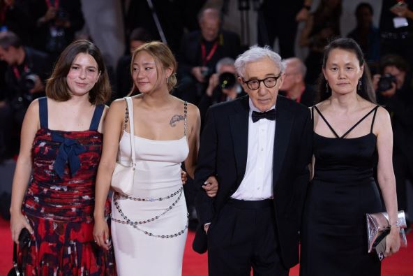 Vudi Alan sa ženom i ćerkama