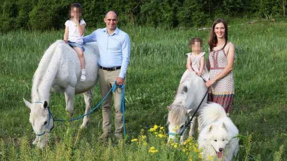 princeza Ljubica Karađorđević i princ Mihailo u prirodi sa ćerkama
