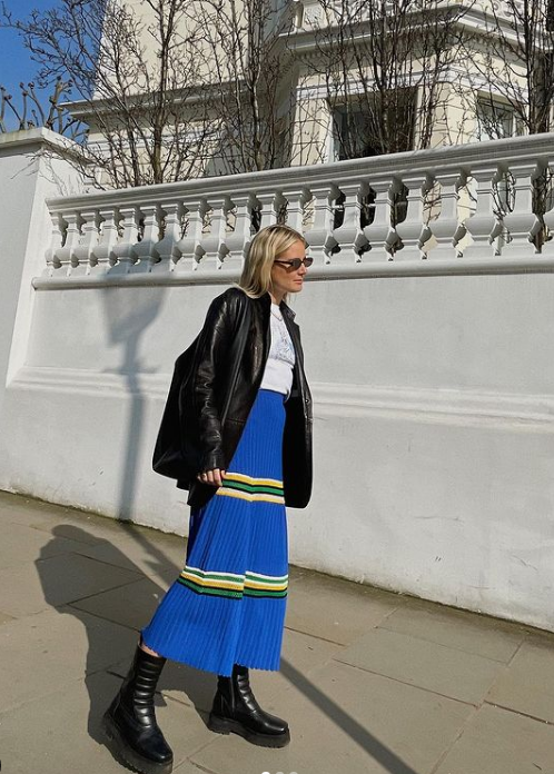 zena nosi plisiranu maxi suknja
