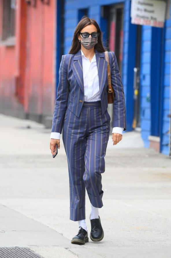 irina sajk u odelu na pruge