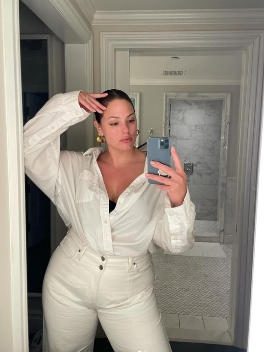 plus size model nosi belu kosulju i bele pantalone