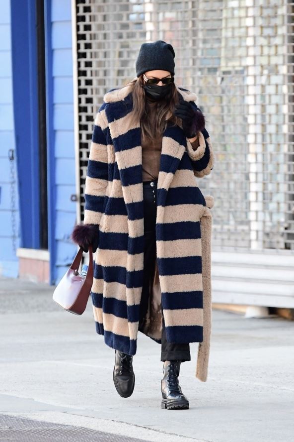 Manekenka irina Šajk bira nešto drugačiji model u dve boje.