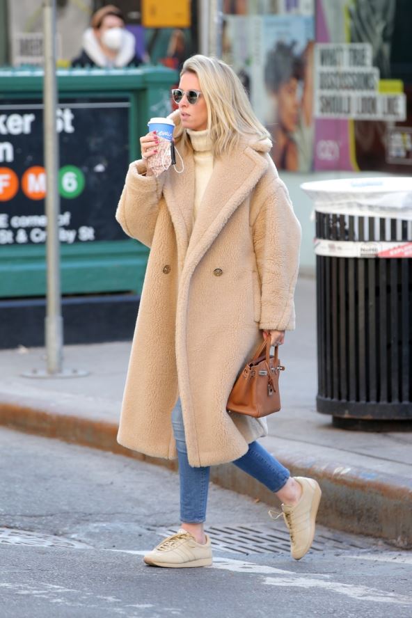 Niki Hilton u bež teddy kaputu.