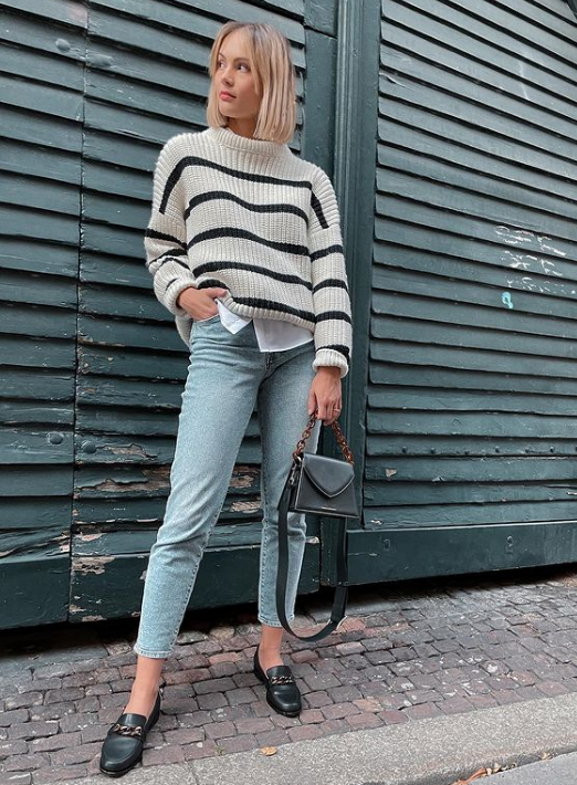 Mom jeans farmerke se odlično slažu uz mokasine.