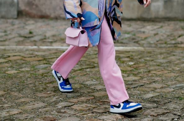 Koju obuću nositi uz široke pantalone?