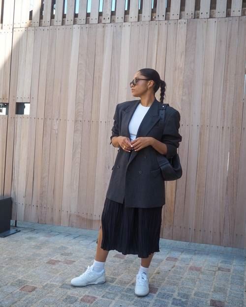 Suknja i patike se sjajno kombinuju.