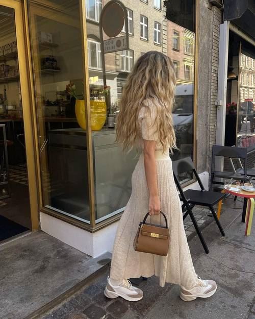 maksi suknje sjajno izgledaju uz patike.