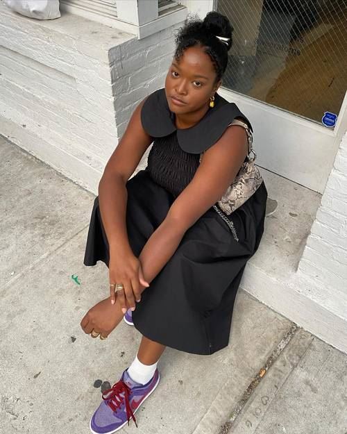 Haljine sjajno izgledaju uz patike.