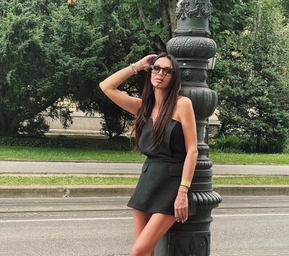 Mini crna haljina je uvek dobar izbor.