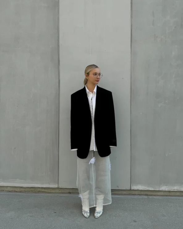 Kako kombinovati crni sako, a da ne izgleda dosadno?