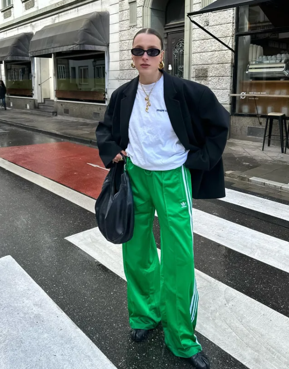 Kako kombinovati crni sako, a da ne izgleda dosadno?