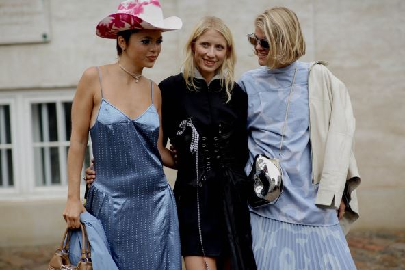 haljine uz koje nosimo i patike i čizme