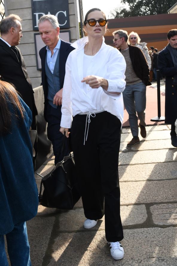 Adriana Lima u beloj košulji i belim Adidas patikama