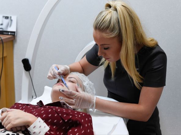 Dermaplaning je sve popularnija procedura kojom se skidaju dlake sa lica.