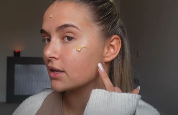 Moli Mej Hejg tvrdi da zbog dermaplaninga ima punu bradu.